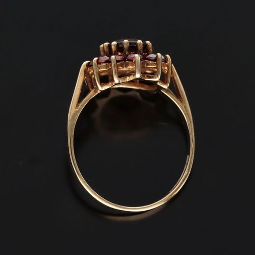 9ct Gold Garnet Cluster Ring image-6