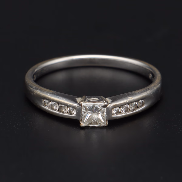18ct Gold Princess Cut Diamond Ring