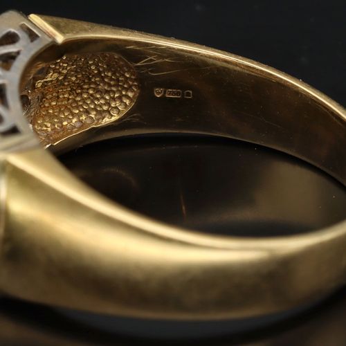 Unisex 18ct Gold Diamond Ring image-4