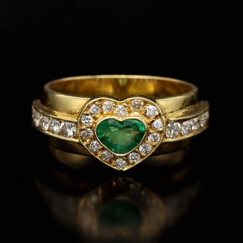 18k Diamond and Emerald Ring image-2