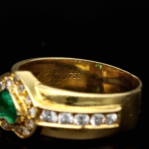 18k Diamond and Emerald Ring image-5