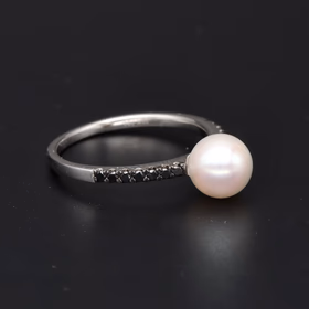 18ct White Gold Pearl & Black Diamond Ring