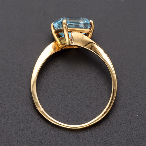 18ct Yellow Gold Twisted Aquamarine Ring