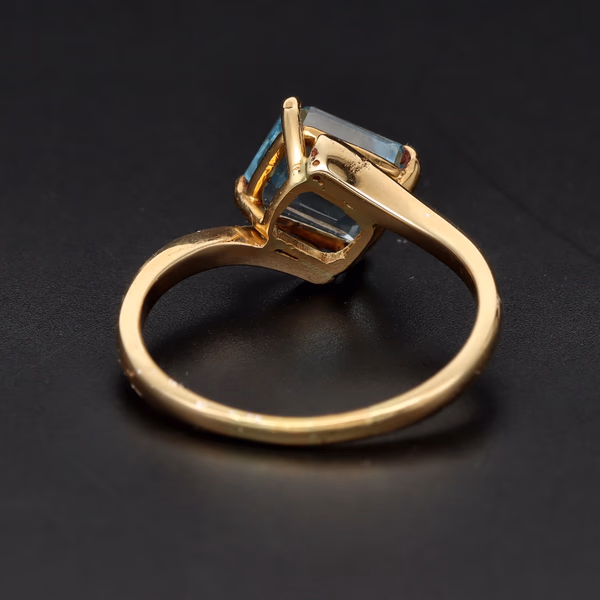 18ct Yellow Gold Twisted Aquamarine Ring