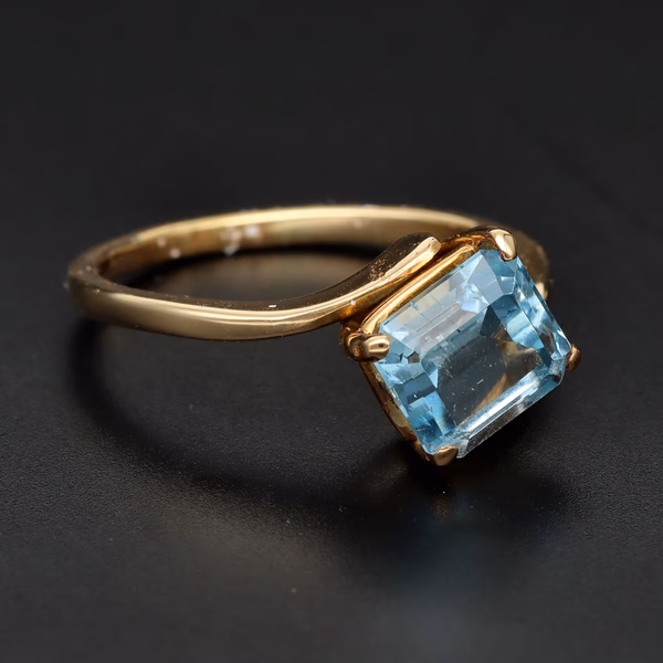 18ct Yellow Gold Twisted Aquamarine Ring