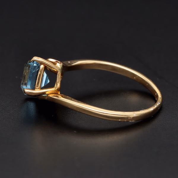 18ct Yellow Gold Twisted Aquamarine Ring