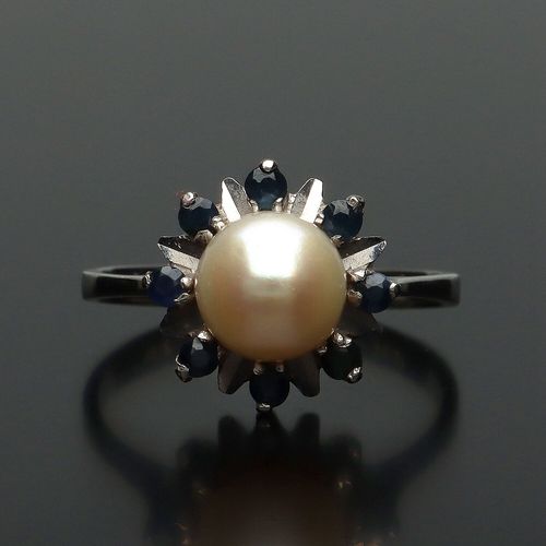 Vintage 18ct Gold Pearl and Sapphire Ring image-3