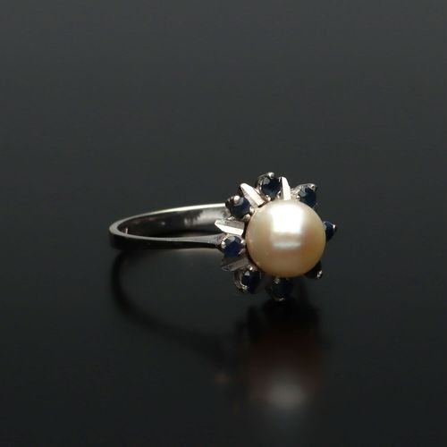 Vintage 18ct Gold Pearl and Sapphire Ring image-1