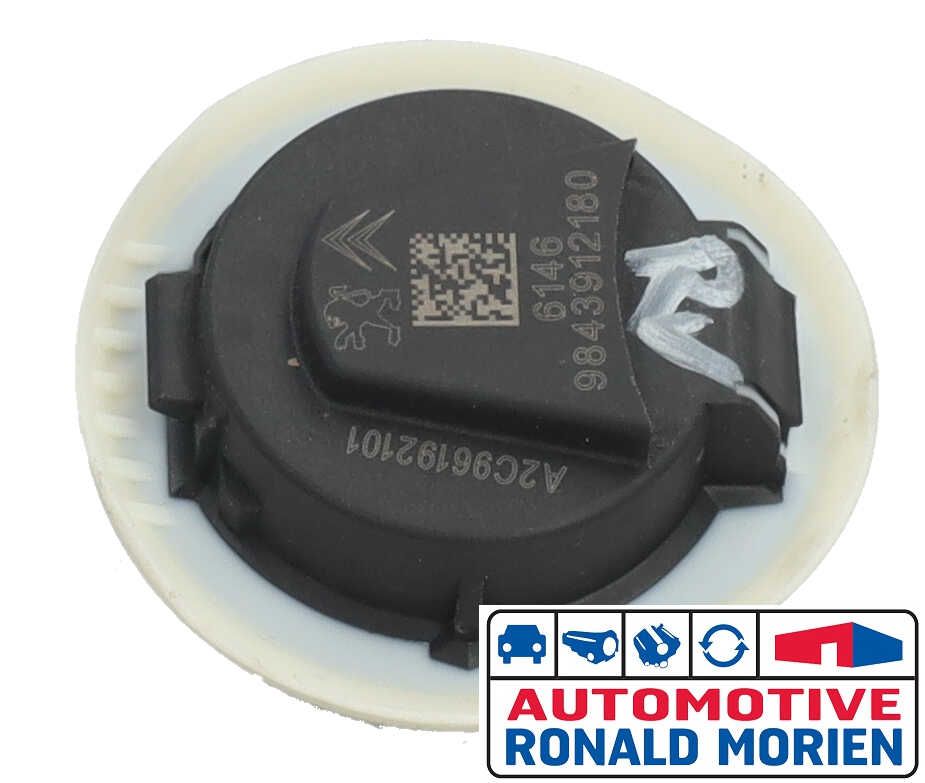 Usados Sensor de airbag Peugeot 2008 (UD/UK/UR/US/UX) 1.2 VTi 12V PureTech 130 Precio € 19,00 IVA incluido ofrecido por Automaterialen Ronald Morien B.V.