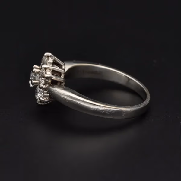 18ct White Gold Diamond Daisy Ring
