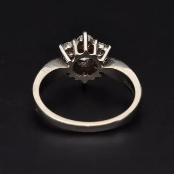 18ct White Gold Diamond Daisy Ring