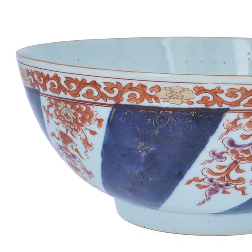 Large Chinese Qianlong Period Porcelain Bowl image-3
