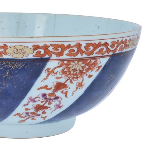 Large Chinese Qianlong Period Porcelain Bowl image-2