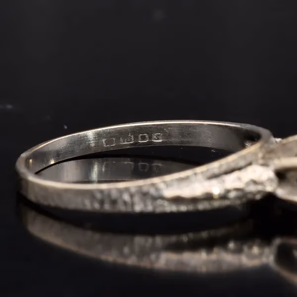 18ct Retro Gold Diamond Ring. London 1973