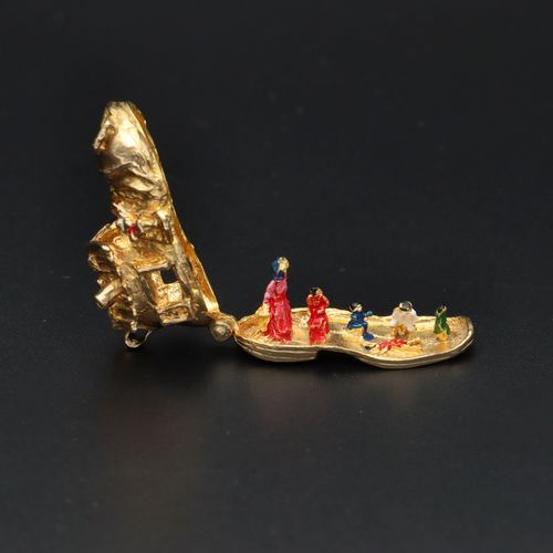 9ct Gold Old Woman in a Shoe Charm image-1