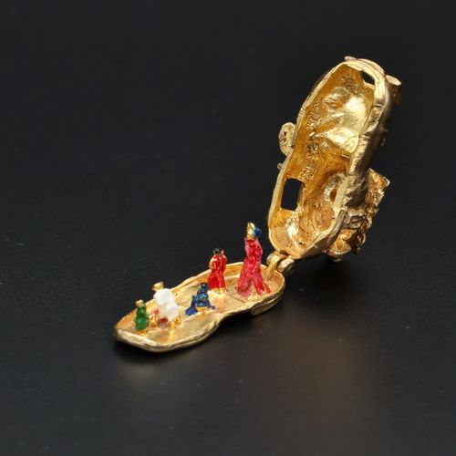 9ct Gold Old Woman in a Shoe Charm image-2