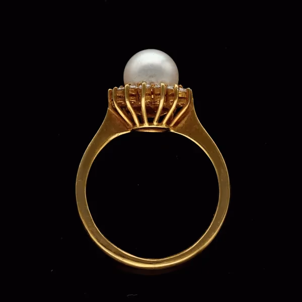 18k Gold Pearl and Diamond Ring