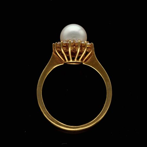 18k Gold Pearl and Diamond Ring image-6