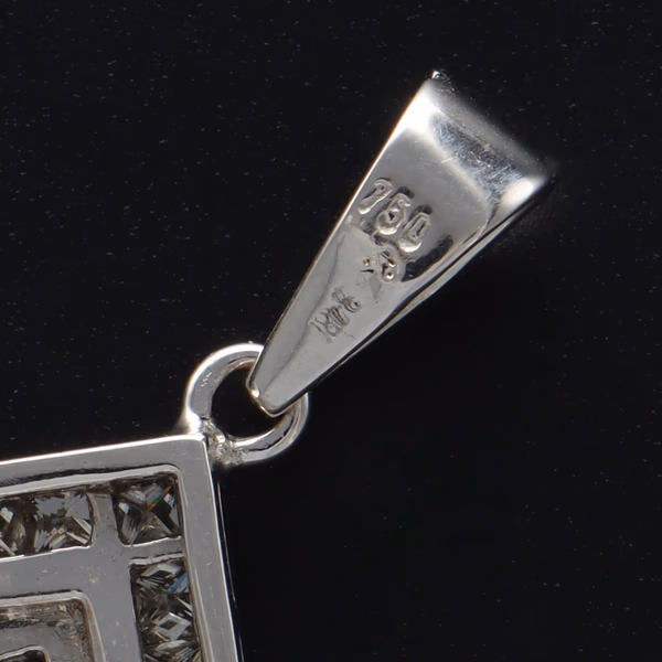 18ct White Gold Diamond Pendant Necklace