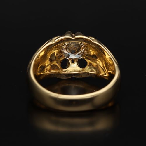 18ct Gold Diamond Ring image-5