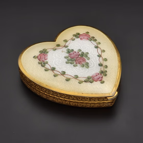 Vintage La Mode Enamel Heart Shaped Compact