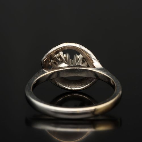 18ct Gold Diamond Ring. London 1972 image-5