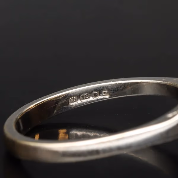 18ct Gold Diamond Ring. London 1972