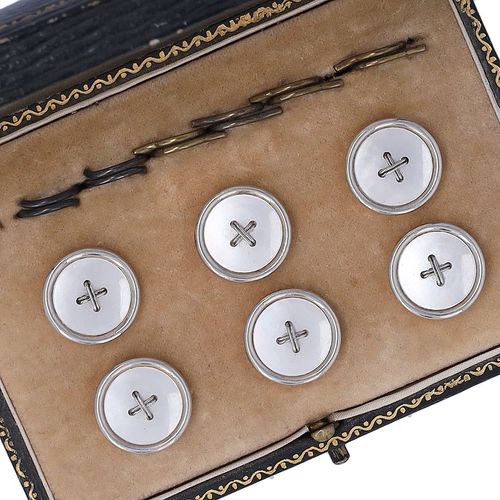 Edwardian 9ct Gold Cased Set of Mother of Pearl Waistcoat Buttons image-3