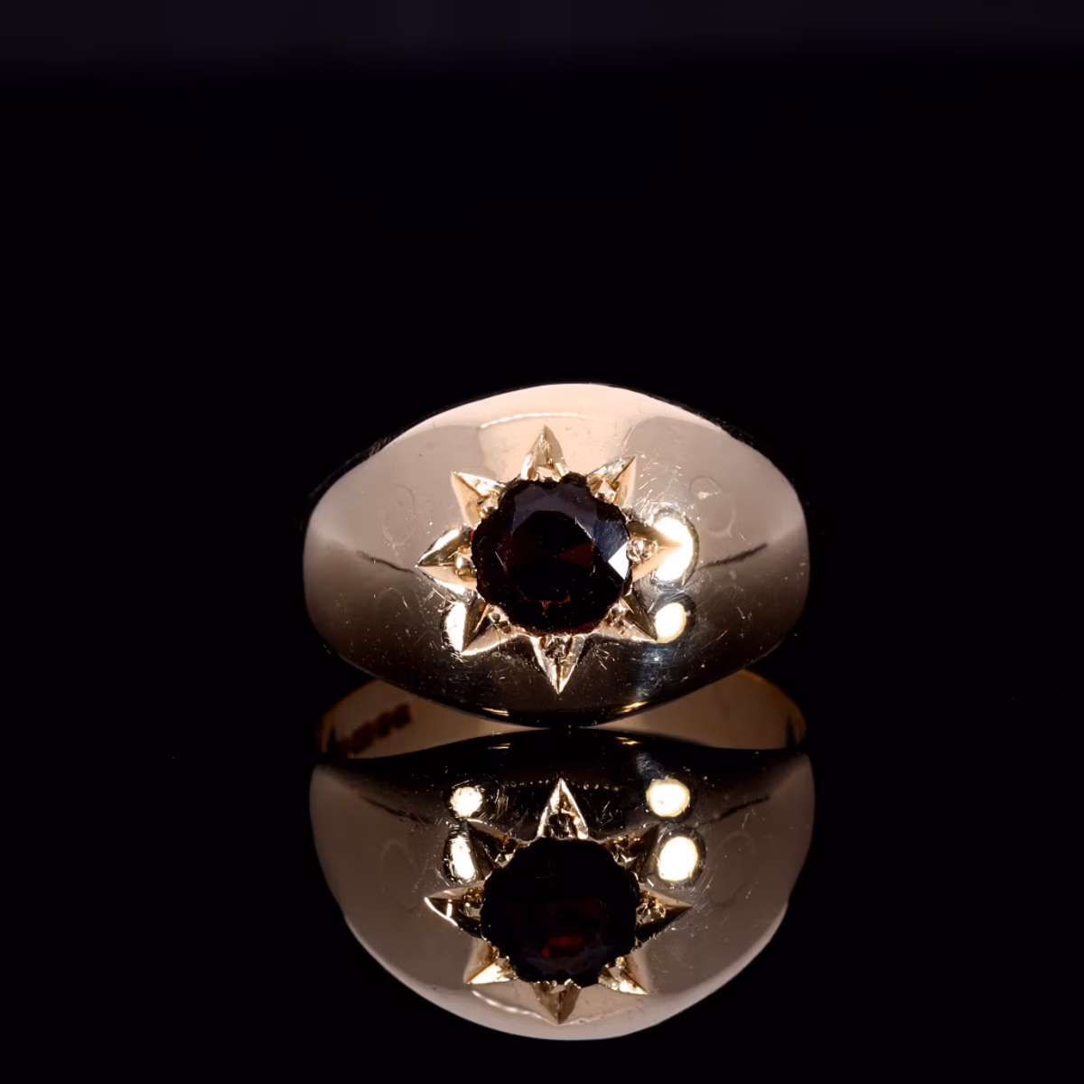 360° view of The Vintage 1976 Star Set Garnet Bombe Ring