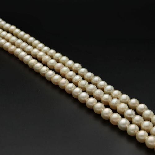 9ct Gold Pearl & Garnet Clasp Cultured Pearls image-1