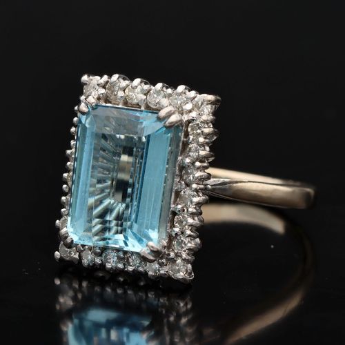18ct White Gold Aquamarine and Diamond Ring image-3