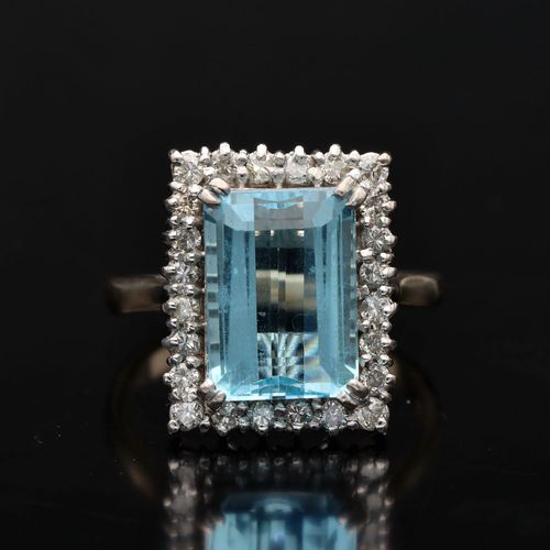 18ct White Gold Aquamarine and Diamond Ring image-2