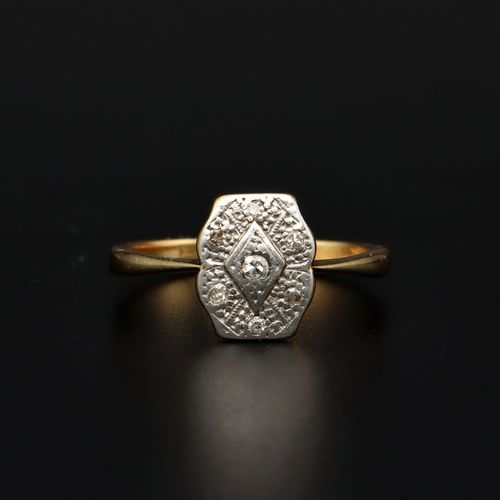 18ct Gold Art Deco Diamond Ring image-2