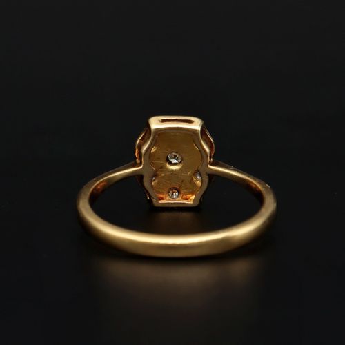 18ct Gold Art Deco Diamond Ring image-4