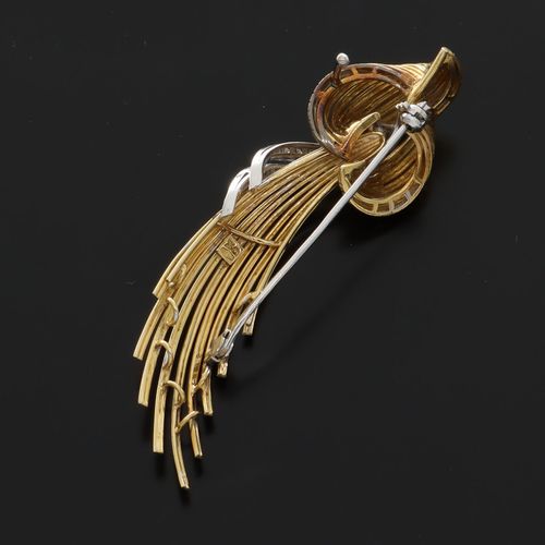 Vintage 18ct Gold and Diamond Brooch image-6