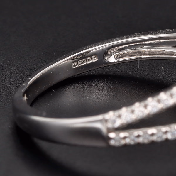 18ct White Gold Sapphire & Diamond Ring