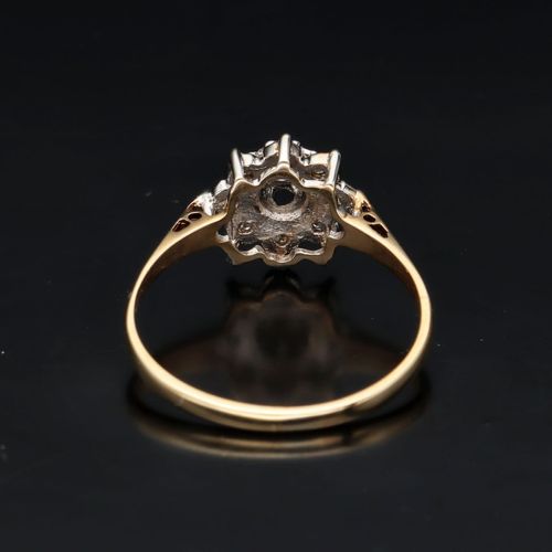 Vintage 9ct Gold Diamond Ring image-5