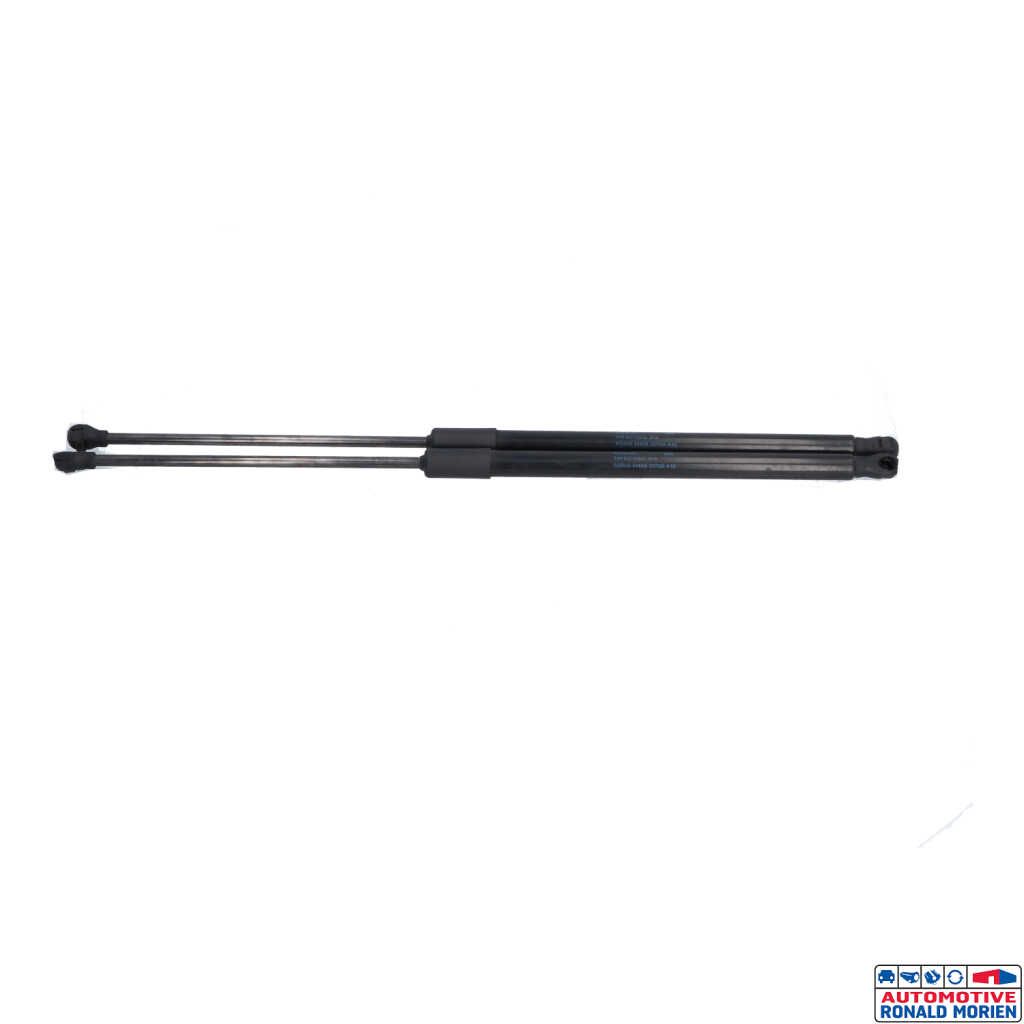 Used Set of tailgate gas struts Volkswagen Golf VIII (CD1) 1.5 TSI BlueMotion 16V Price € 30,00 Inclusive VAT offered by Automaterialen Ronald Morien B.V.