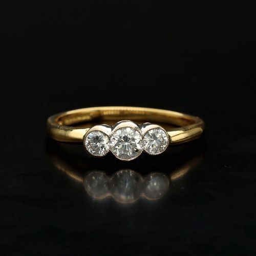 18ct Gold Diamond Ring image-2