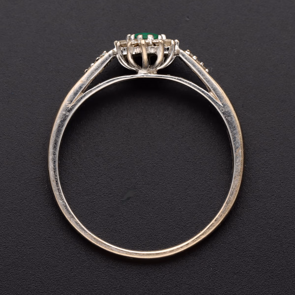 18ct White Gold Emerald & Diamond Ring