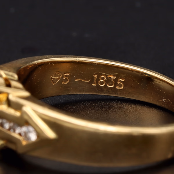 18ct Yellow Gold Sapphire & Diamond Ring