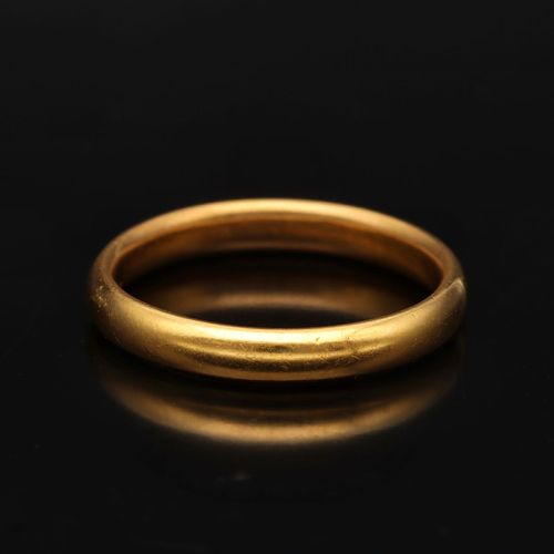 22ct Gold Wedding Ring. London 1926 image-1