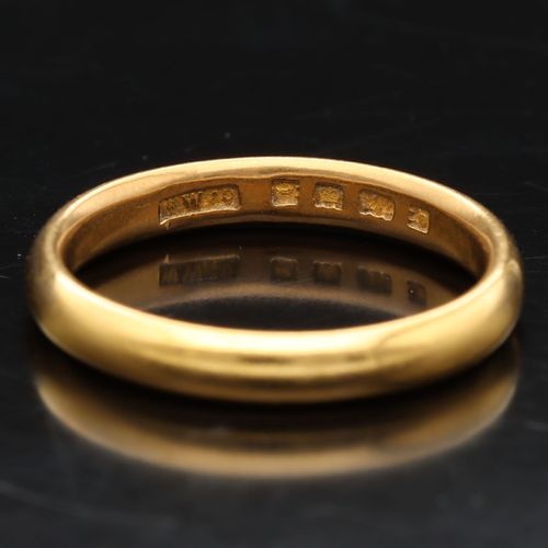 22ct Gold Wedding Ring. London 1926 image-4