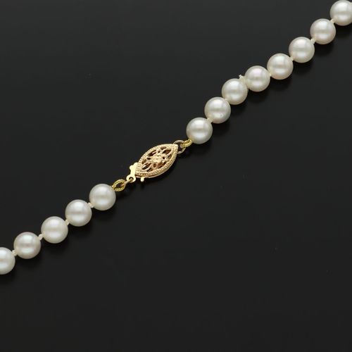 9ct Gold Clasped Cultured Pearl Necklace image-3