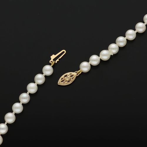 9ct Gold Clasped Cultured Pearl Necklace image-4