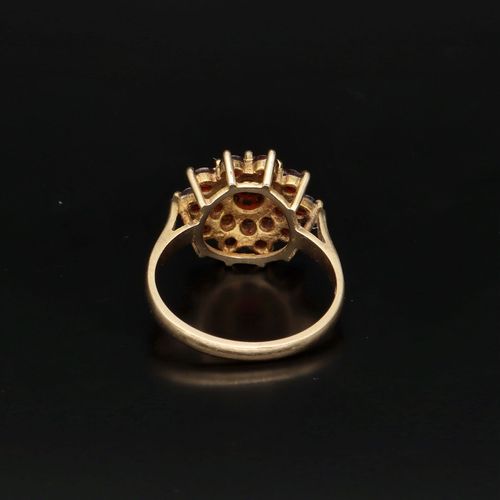 Vintage 9ct Gold Garnet Cluster Ring image-4