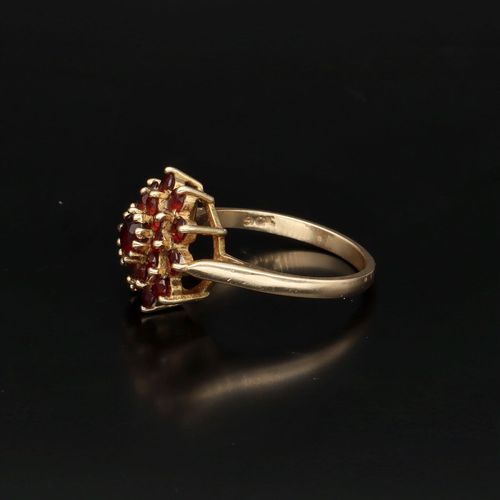 Vintage 9ct Gold Garnet Cluster Ring image-3