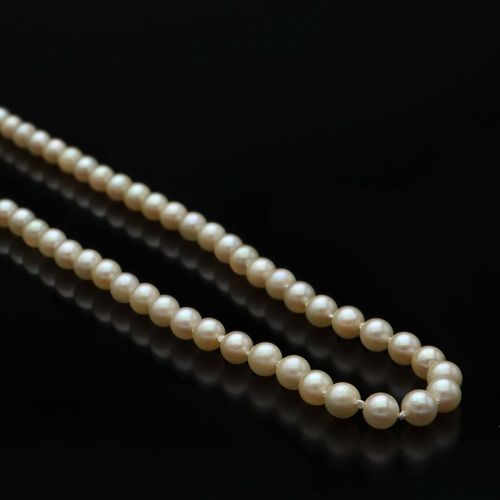 9ct Gold Clasp Re-Strung Cultured Pearls image-1