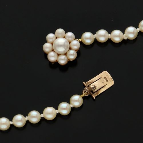 9ct Gold Clasp Re-Strung Cultured Pearls image-5