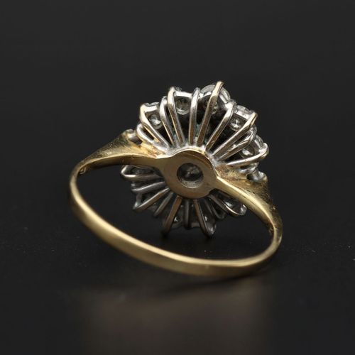 18ct Gold Diamond Cluster Ring image-5